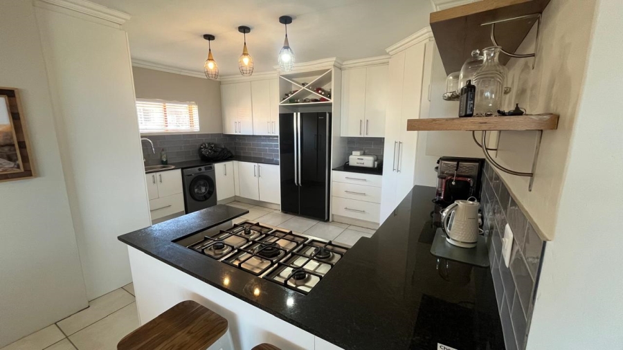 5 Bedroom Property for Sale in Wavecrest Eastern Cape